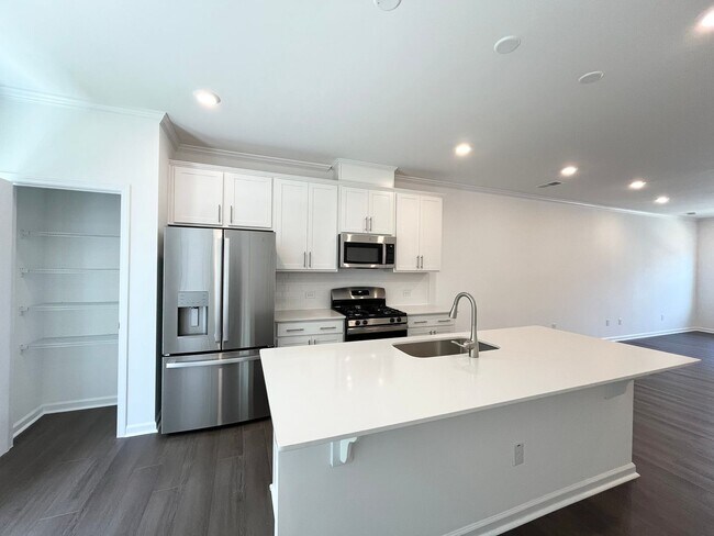 Foto del edificio - Newly Built 2BD, 2.5BA Apex Townhome in an HOA Community Near RDU Airport, RTP, and Fenton