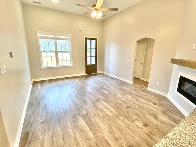 Foto del edificio - Now Leasing a 5 Bedroom 3 Bath Home in Byh...