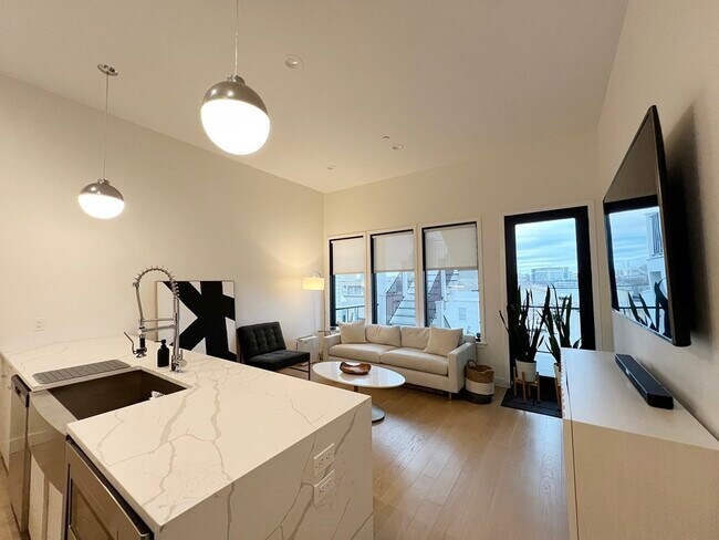 Building Photo - 360 Meridian St