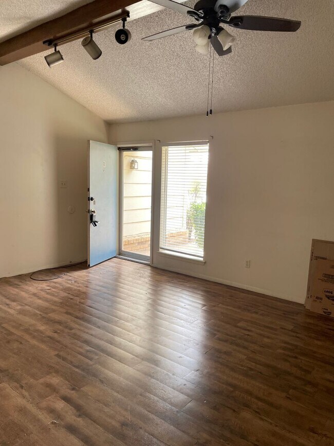 Foto del edificio - 7409 Waco Ave