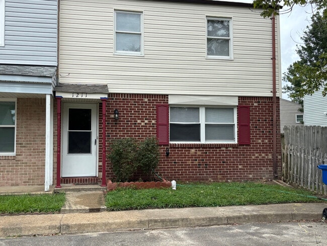 Building Photo - 1211 Warwick Dr