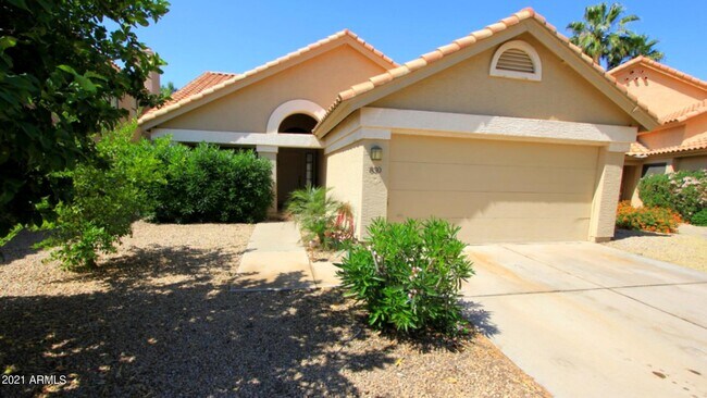 Building Photo - 830 N Cholla St