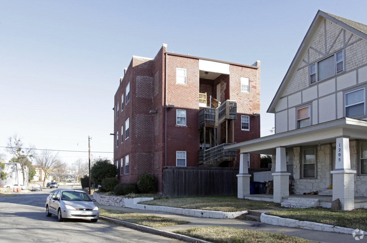 Building Photo - 404 E 12th St S