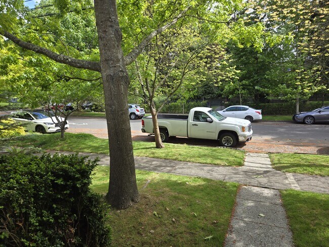 Vecindario y estacionamiento frente a la casa - 4005 N 24th St