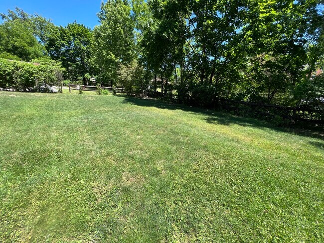 Foto del edificio - 8120 Remington Dr