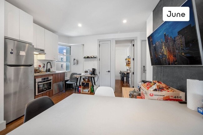 Building Photo - ROOM ONLY in 4-bed/2.0-bath Home