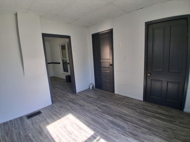 Building Photo - 714 Bryan Ave