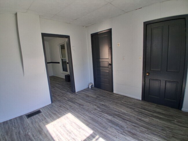 Foto del edificio - 714 Bryan Ave