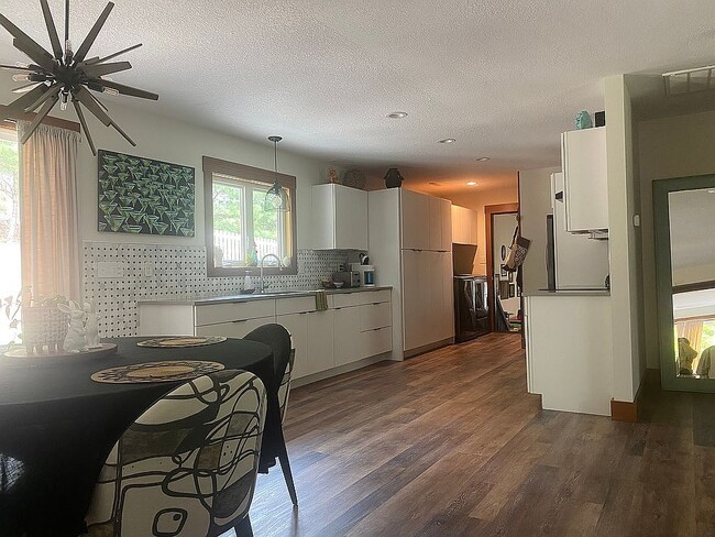 Building Photo - 9 Oakwood Dr