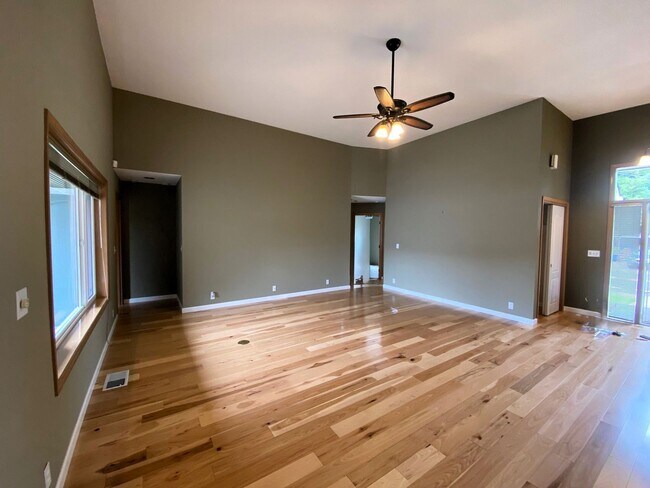 Foto del edificio - Great 3 Bedroom House in Hucrest!