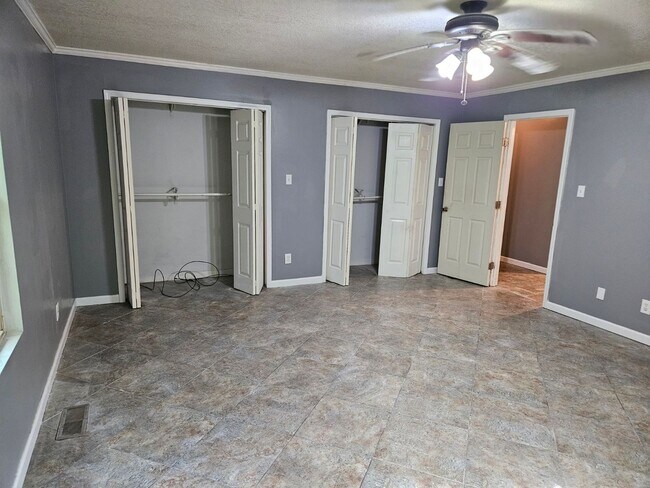 Foto del edificio - *Knoxville 37917 - FIVE bedroom, 2 bath newly remodeled home - Call Brad Croisdale (865) 805-9964