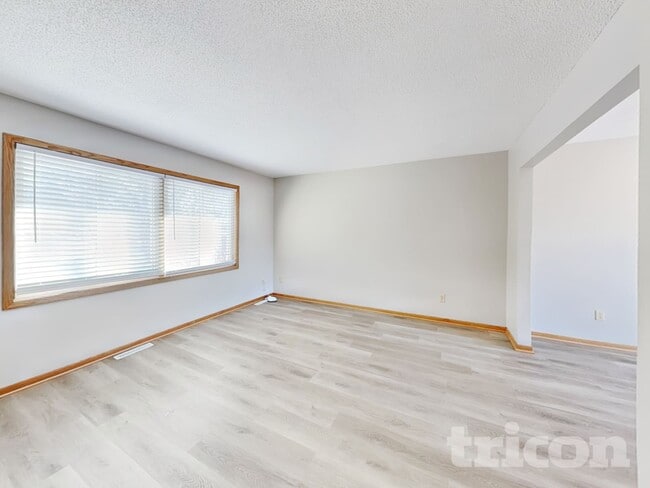 Building Photo - 11051 Quebec Ave N