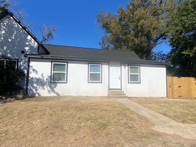 Building Photo - 2 Bedroom 1 Bathroom Duplex