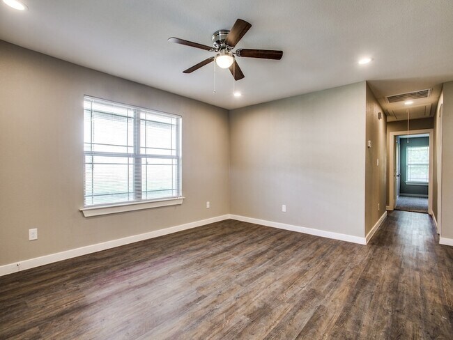 Foto del edificio - 8106 Tanner Ave
