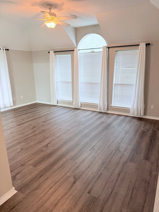 Foto del edificio - 7932 Hill Country Ln