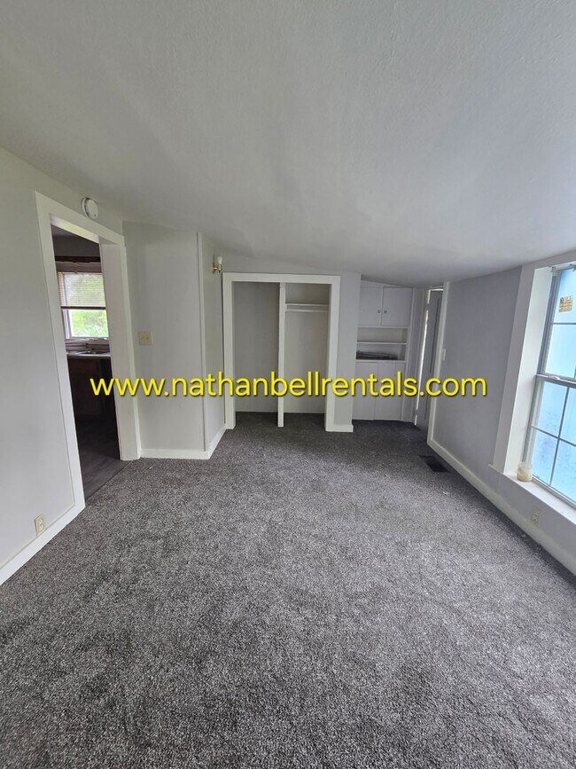 Building Photo - Single-Family Home: 3 Bed, 2 Bath
