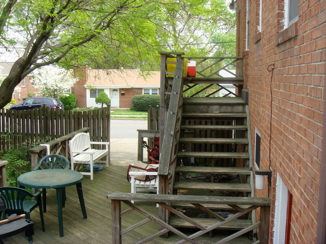 Vista del patio trasero hacia Woodrow Street y la plataforma de estacionamiento fuera de la calle - 2001 Glebe N Rd