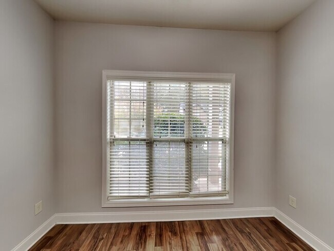 Building Photo - Beautiful 5 Bedroom Home located in Lawren...