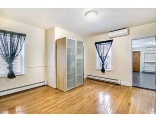 Building Photo - 427 Bunker Hill St