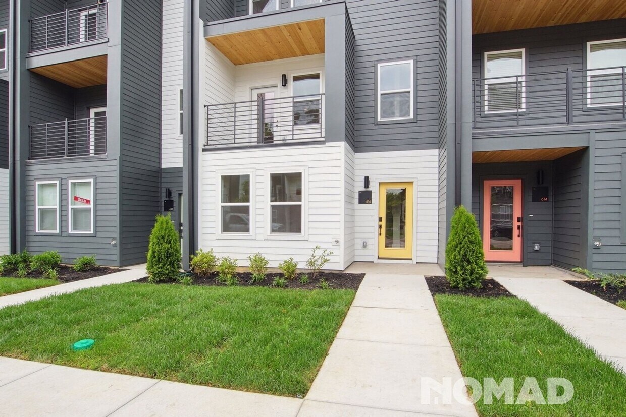 Foto principal - Brand New three-story townhome offers a sp...