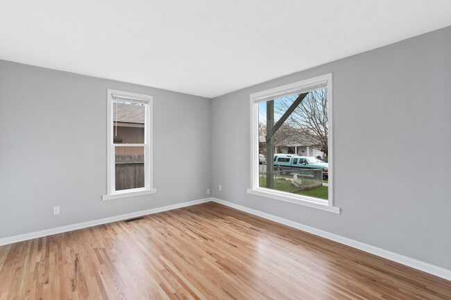 Foto del edificio - 2124 W College Ave