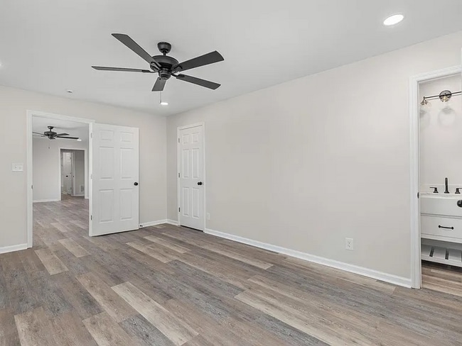 Building Photo - 960 Soaring Dr NE