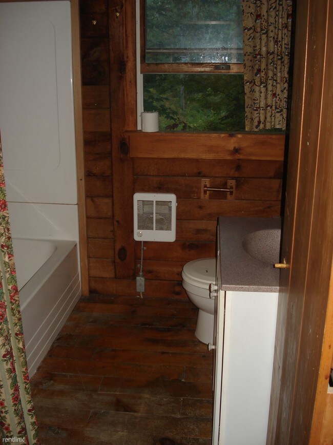 Building Photo - 3 br, 1 bath Duplex - Log Cabin Apartment A