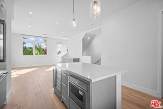 Building Photo - 3232 S Barrington Ave