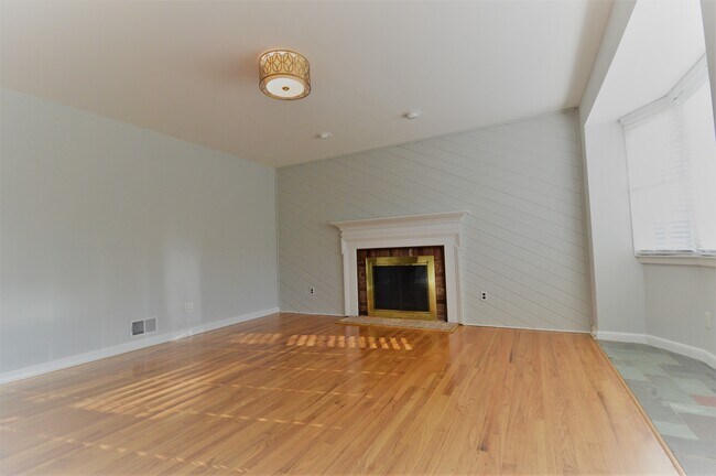 Building Photo - 113 Bingham Ave