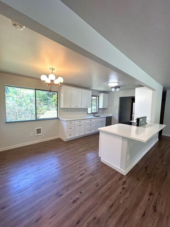 Foto del edificio - Updated 3+ bedroom 2 bath home in country ...
