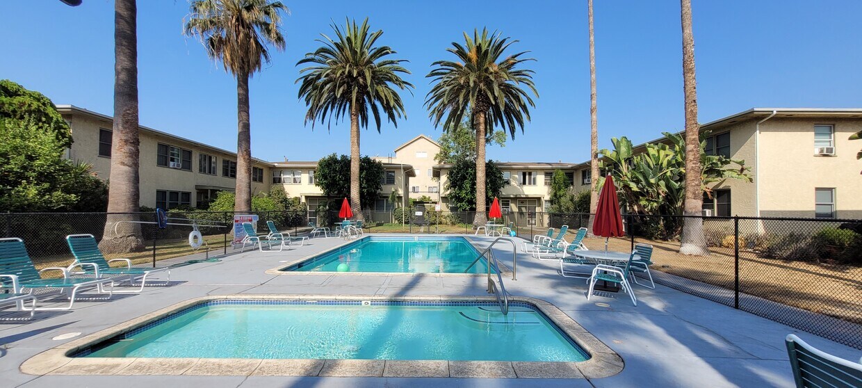 Apartamento está ubicado en la parte trasera derecha de complejo - 5317 Cahuenga Blvd