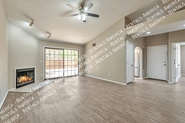 Building Photo - Townhouse in La Reserve!