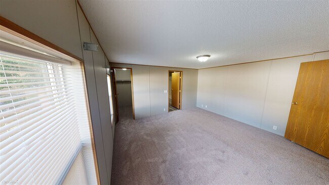 Building Photo - 1119 University Dr