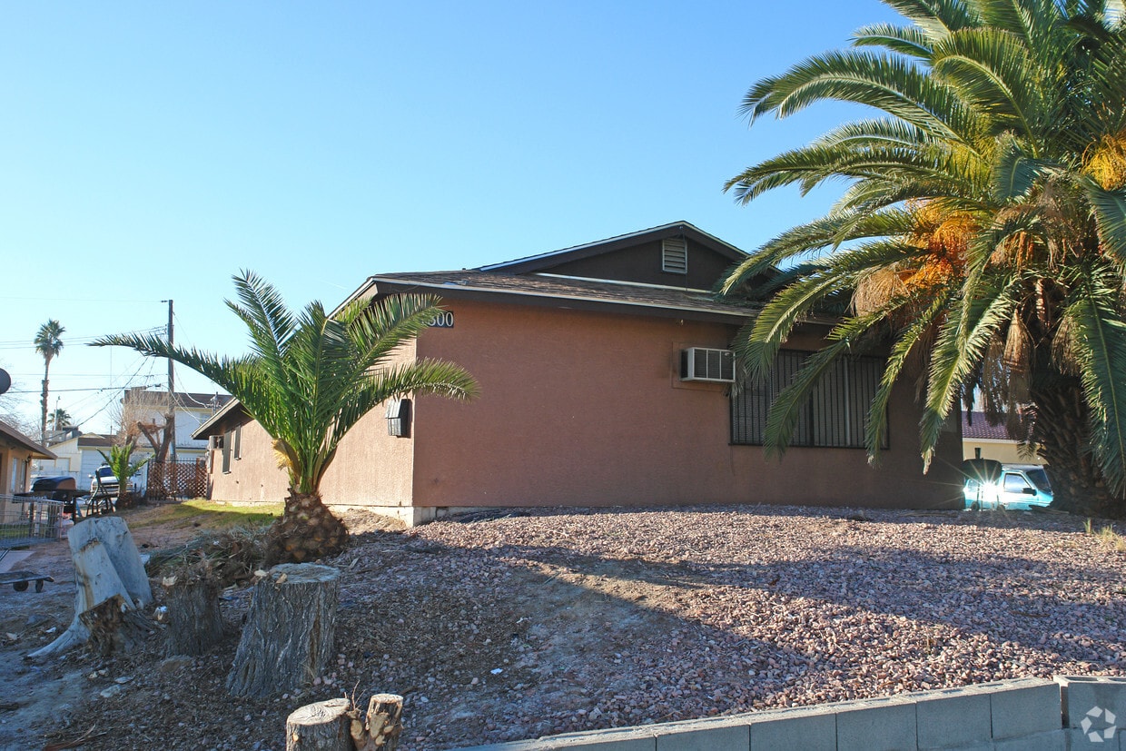 Building Photo - 1800 E Bonanza Rd