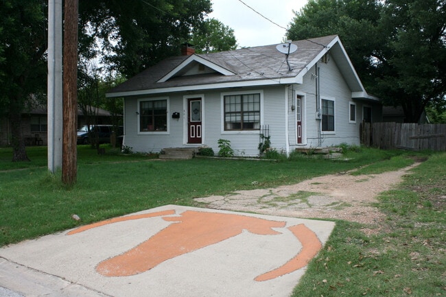 Building Photo - 301 Highlands St