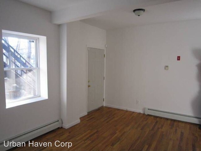 Building Photo - 210 Rosette St
