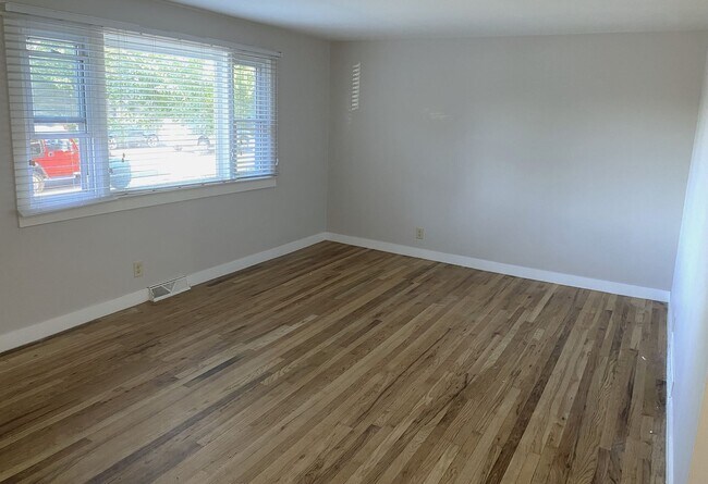 Building Photo - Charming 3-Bedroom Oasis with Expansive Yard and Driveway!