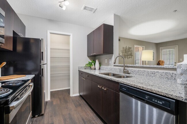 Foto del edificio - Clairmont Reserve Apartment Homes