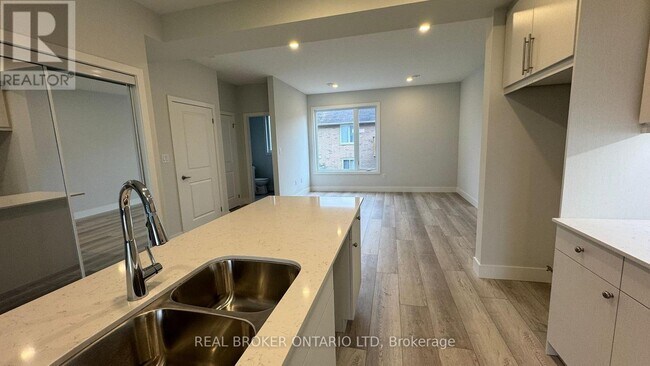 Building Photo - 925 Deveron Crescent