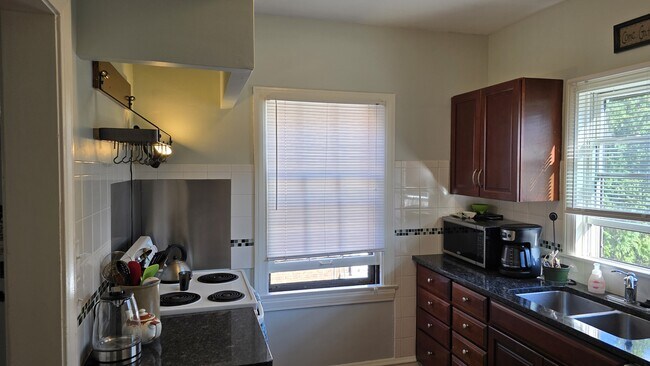 Plenty of cooking room - 19234 Winslow Rd