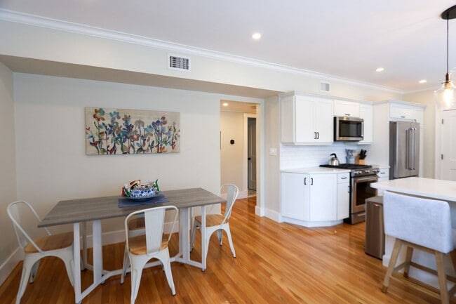Building Photo - Bright and Sunny 2 bed 1 bath