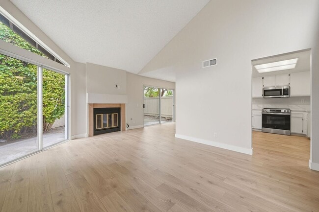 Building Photo - Upgraded 3 Bed 3 Bath Princeton Townhome