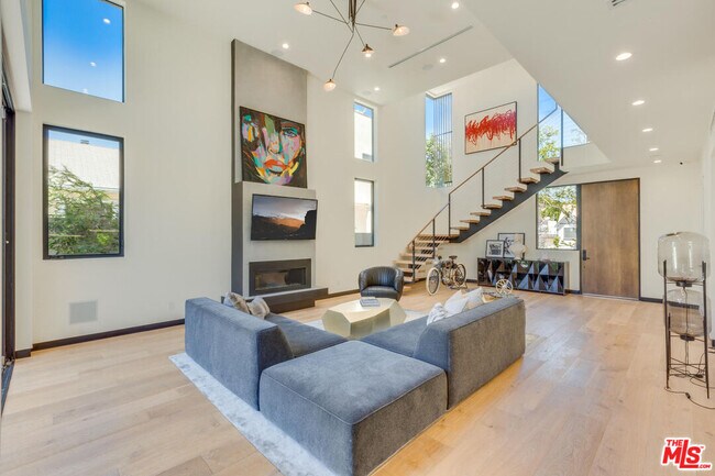 Foto del edificio - 8724 Rosewood Ave