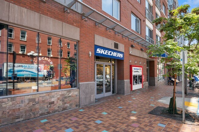 Building Photo - Expansive Gaslamp Quarter 1 bedroom + a bo...