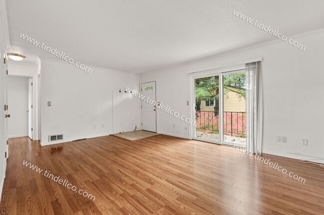 Foto del edificio - 2nd MONTH FREE!!! Charming Upstairs 2BD/1BA in the Heart of Multnomah Village- Water, Sewer & Gar...