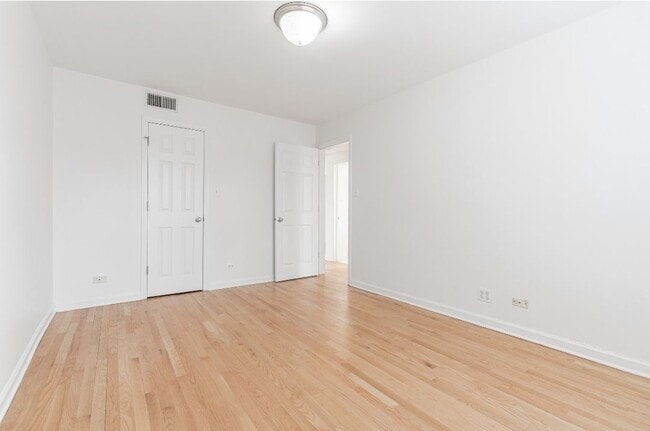 Building Photo - 2914 W Berwyn Ave