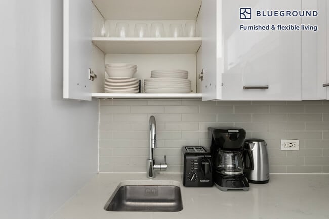 Building Photo - 230 E 44th St