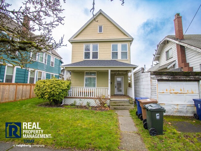 Building Photo - Charming Historic 3 Bedroom!