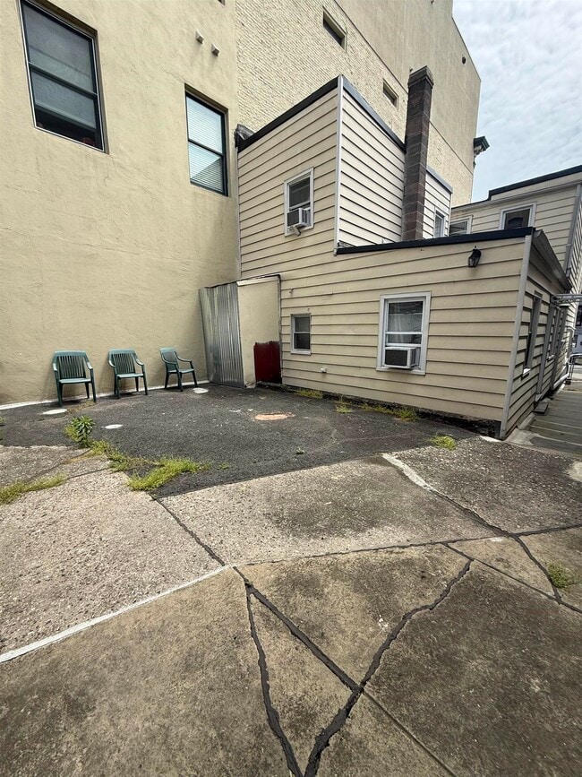 Building Photo - 183 Webster Ave