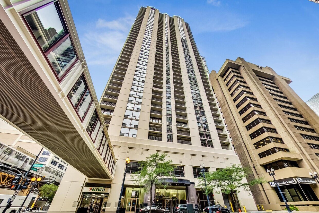 Foto principal - 200 N Dearborn St